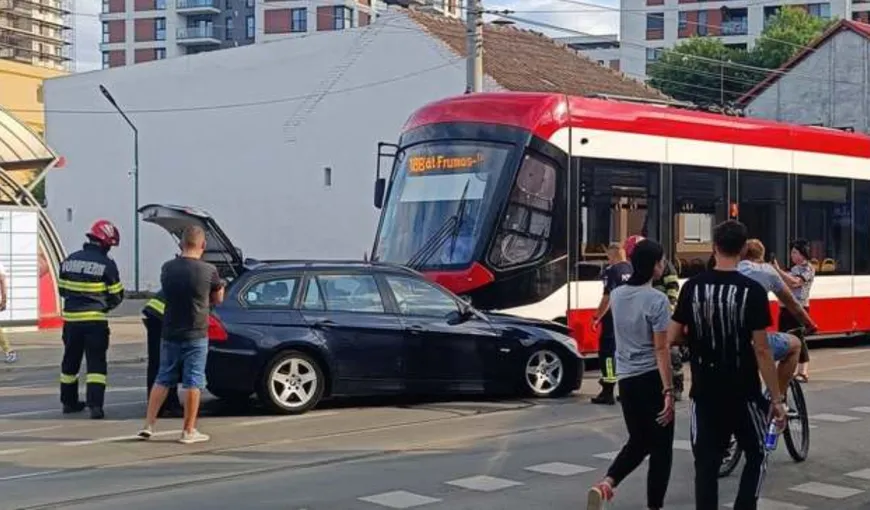 Un bărbat în vârstă de 36 de ani din Arad a intrat cu mașina într-un tramvai, după ce s-a urcat băut și drogat la volan