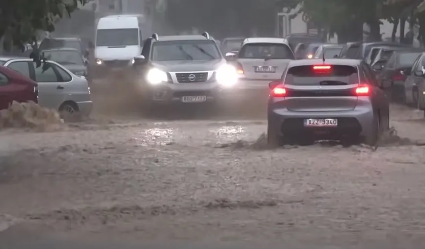 Inundații în Grecia. Scene de coșmar din cauza ploilor torențiale: oameni morți și mașini ajunse în Marea Egee VIDEO