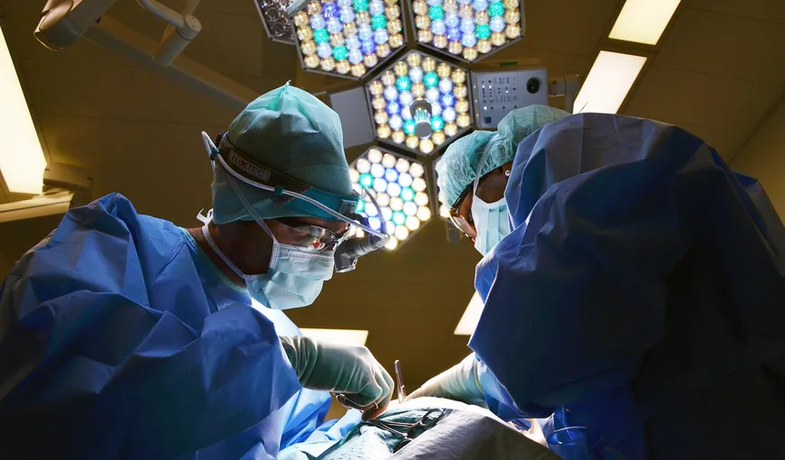 Cu cât s-a mărit salariul cadrelor medicale de la 1 august 2023. Un medic poate primi până la 3.000 de euro pe lună