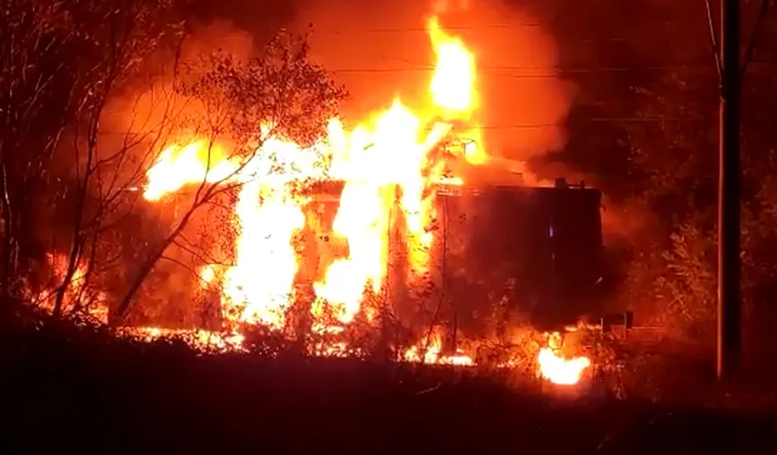 Alertă de explozie! O locomotivă cu vagoane pline cu țiței a luat foc