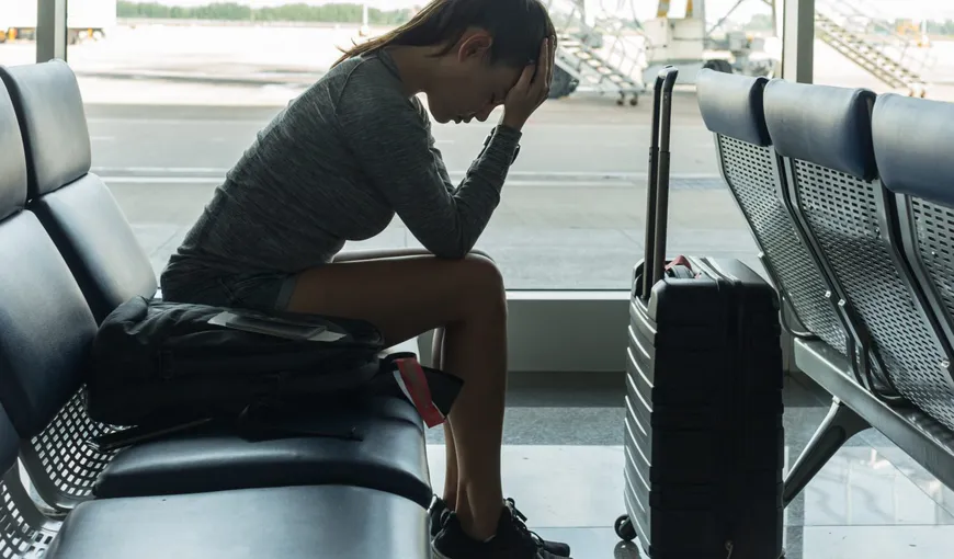 Sătul de întârzierile constante ale soţiei, un bărbat a abandonat-o pe aeroport şi a luat singur avionul: „Să se înveţe minte!”