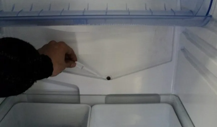 Secretul din frigider. La ce folosește gaura din interiorul aparatului. Utilitatea ascunsă despre care puțini știu