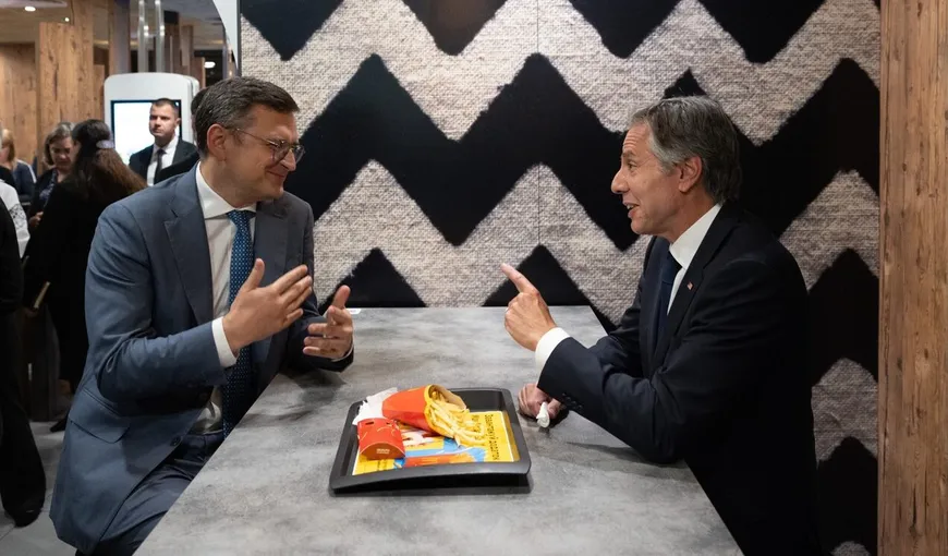 Imagini inedite cu Antony Blinken la Kiev. Secretarul de stat al SUA, dus să mănânce la McDonald’s VIDEO
