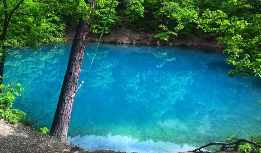 Lacul din România care își schimbă culoarea în funcție de anotimp
