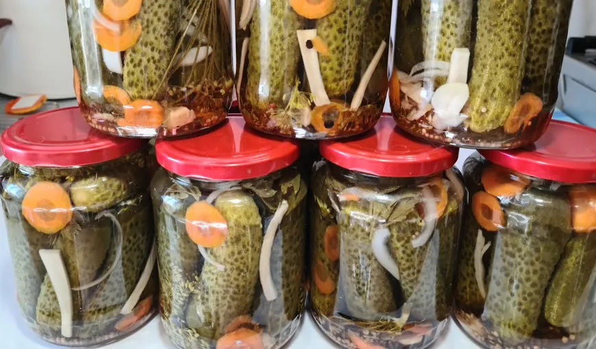 Castraveţi muraţi în otet, reţeta bulgărească. Ingredientul care te ajută să ai o salată de boeuf perfectă de Revelion