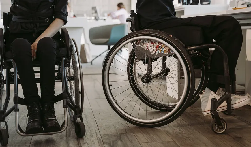 Românii cu handicap ireversibil scapă de drumurile inutile la comisiile de evaluare. Proiectul a fost votat de Camera Deputaților
