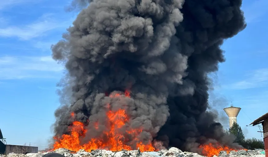 Incendiu devastator la o hală de depozitare a maselor plastice, în Mureș. Populația din zonă, avertizată prin RO-ALERT