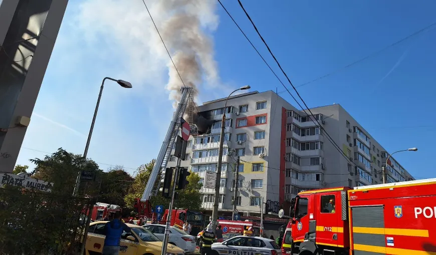 Explozie puternică într-un bloc din București, urmată de incendiu. Salvatorii ISUBIF încearcă să stingă flăcările