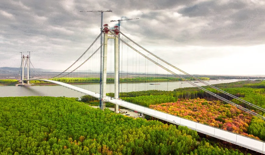 Treabă făcută de mântuială la noul proiect de infrastructură al României. Podul de la Brăila, plin de crăpături, deși a fost reasfaltat chiar luna trecută