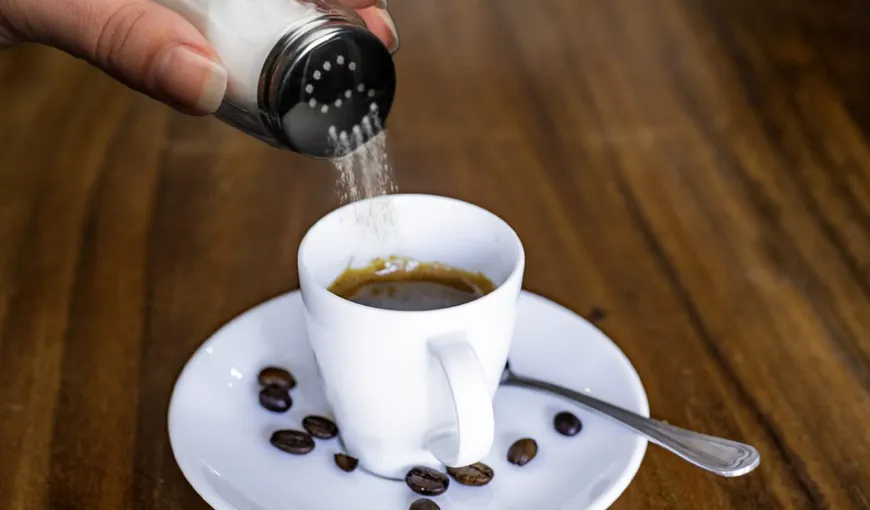 De ce este bine să pui sare în cafea. Secretul cunoscut de puţini români