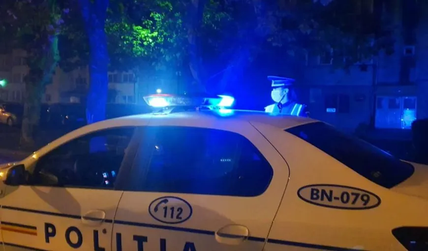 Doi polițiști din Prahova, atacați cu toporul de un bărbat suspectat că și-a bătut soția, după ce au mers să discute cu el. Un polițist a fost rănit, iar autospeciala, avariată