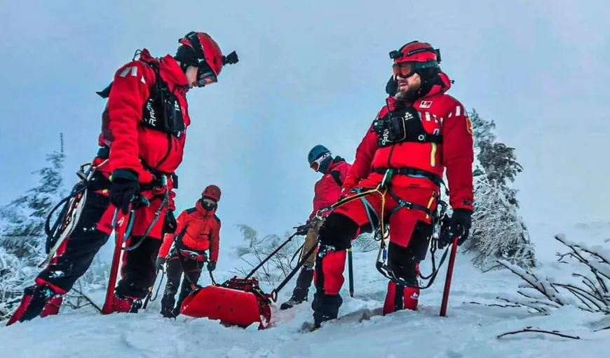 Trei turiști, căutați de salvamontiști după ce s-au rătăcit pe Vârful Negoiu din cauza vântului și a zăpezii