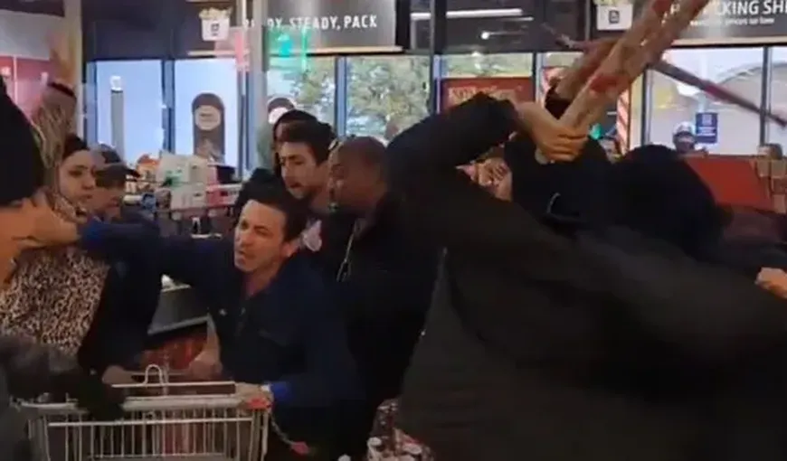 VIDEO De Crăciun, fii mai bun! Clienții unui supermarket se iau la bătaie cu role de hârtie de împachetat cadouri