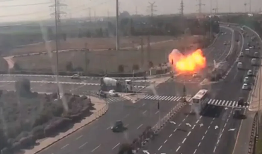 O rachetă a căzut pe autostradă, în mijlocul maşinilor, în Israel VIDEO