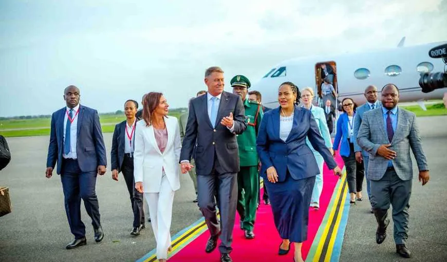 Klaus Iohannis și soția sa, Carmen, au ajuns în Tanzania. Au fost întâmpinați de ministrul Turismului și au primit flori