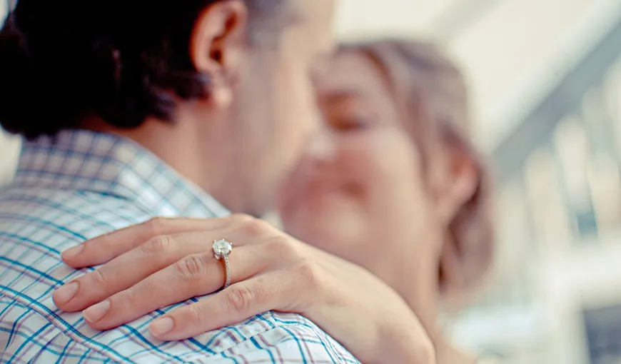 6 semne că te vei logodi în urmatoarele 6 luni şi ce spune poziţia de somn despre relaţia ta