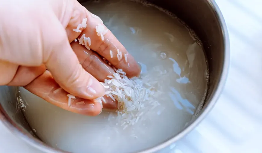 Adevărul despre clătirea orezului în apă rece. La ce ajută și când NU este indicată?