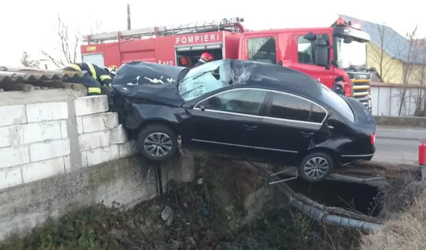 Accidente mortale pe mai multe drumuri din România. O șoferiță a rămas suspendată cu mașina pe gardul unei gospodării, după ce a lovit un cal