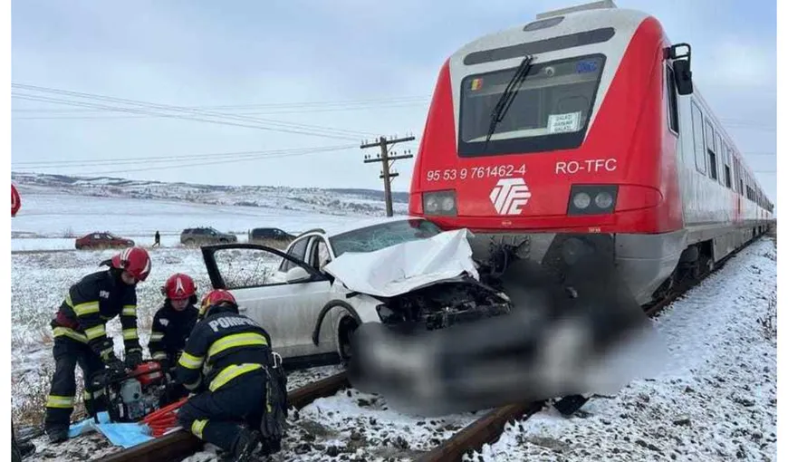 Cod roşu de intervenţie: Un tren a târât 150 de metri o maşină lovită în plin. Aproape 50 de persoane rănite