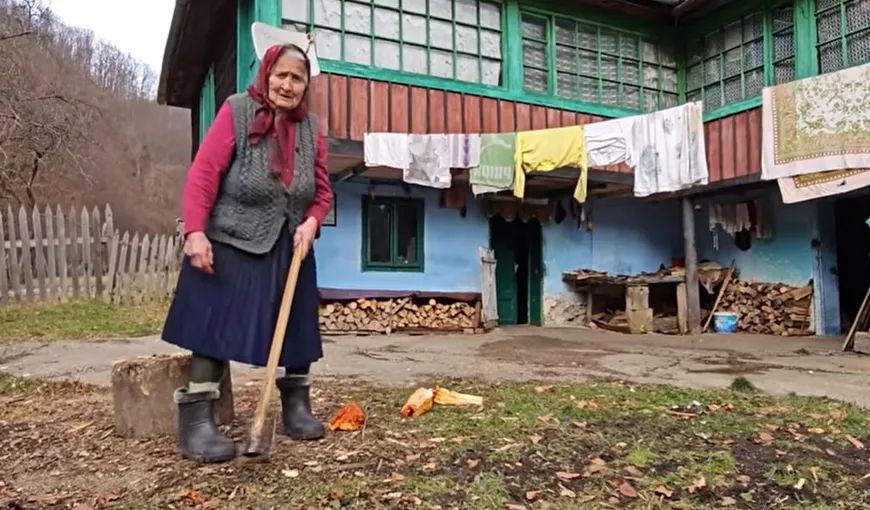 La 93 de ani le dă clasă tinerilor de 25. Bătrânica din Ținutul Momârlanilor uimește cu pofta ei de viață
