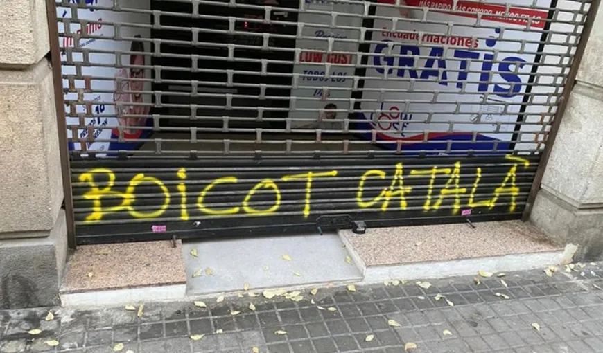 Afacerea unui român din Spania, vandalizată și boicotată pentru că angajații nu cunosc dialectul catalan
