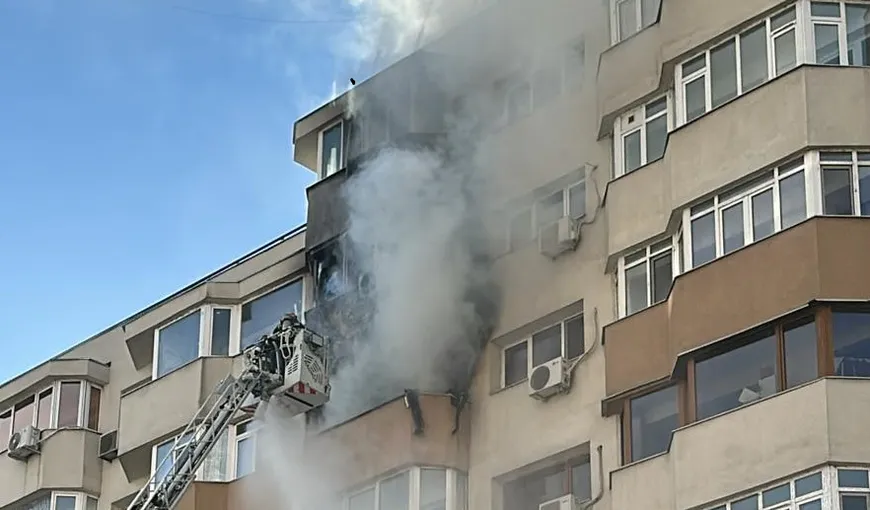 Incendiu în bloc din cartierul Dorobanți. Opt oameni au primit îngrijiri medicale, doi fiind transportaţi la spital