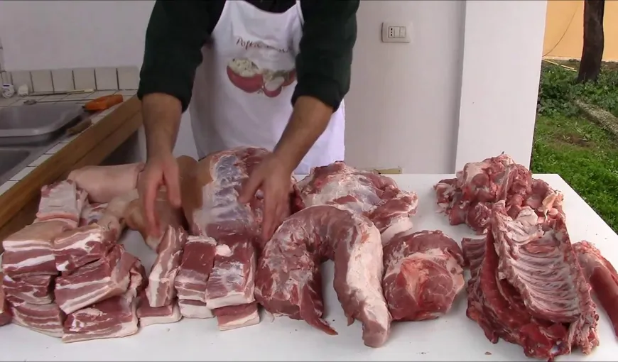 Cât costă carnea de porc tranşat chiar de producător, în faţa clientului: „O oră durează. Îl tăiem în patru şi aia e”