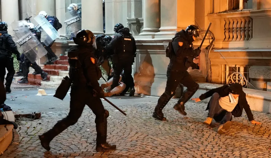 VIDEO Proteste violente în capitala Serbiei. Intervenții în forță ale poliției și zeci de răniți din ambele tabere