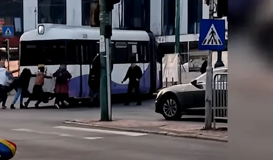 Românii, cei mai inventivi! Un tramvai a fost împins de călători, după ce s-a blocat în mijlocul unei intersecții