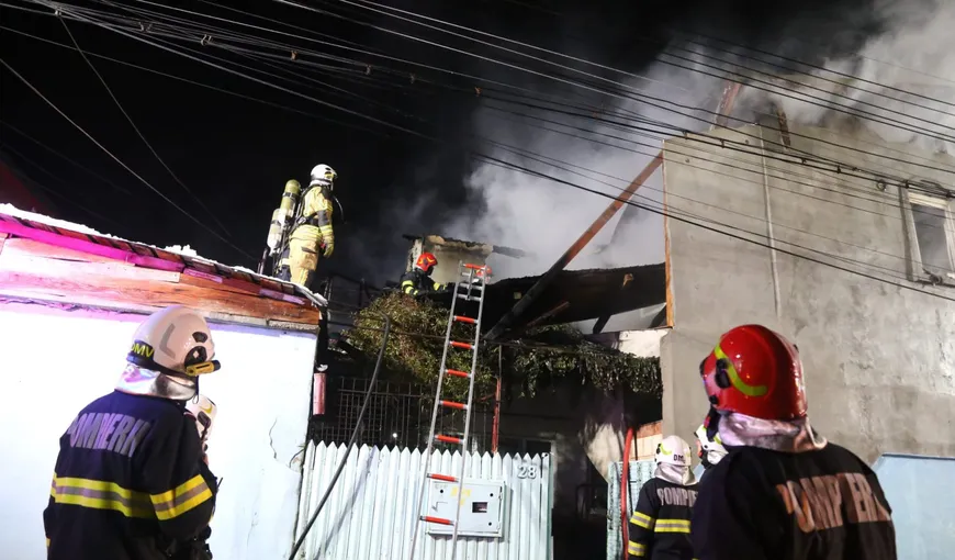 Incendiu violent în București. O casă a ars în totalitate, iar alte două au fost afectate