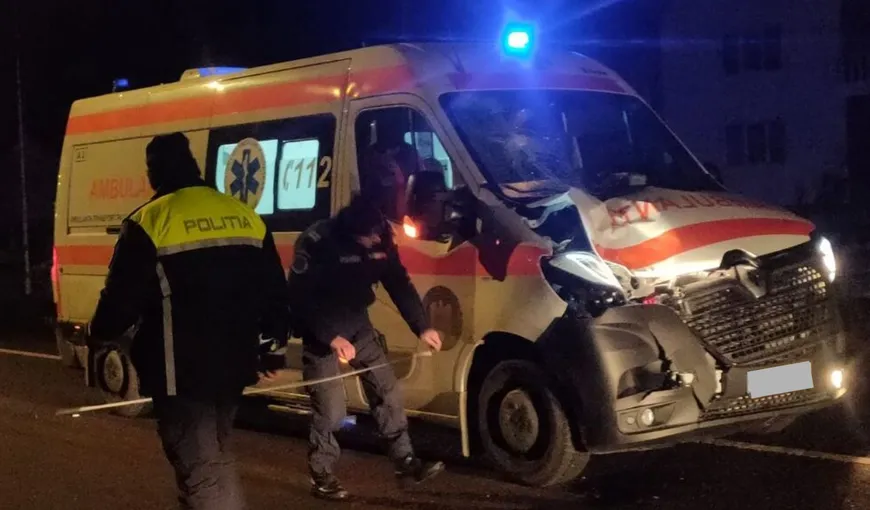 Bătrân izbit în plin de ambulanță pe DN17, în Bistrița-Năsăud. A fost proiectat la câțiva metri în urma impactului și a murit la spital