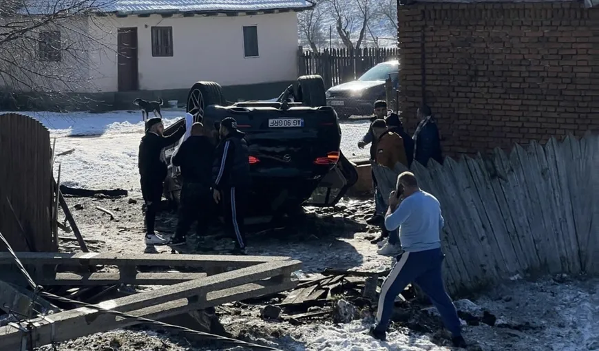 Accident grav în Argeș. O mașina care a derapat a rupt un stâlp şi un gard şi s-a răsturnat în curtea unei gospodării. Două persoane sunt rănite