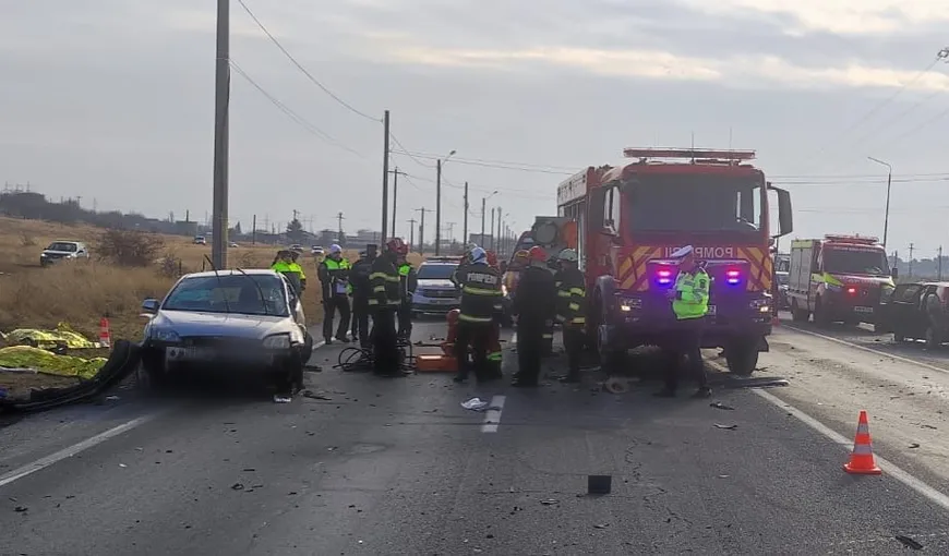 Două autoturisme, implicate într-un accident pe DN 1, în Prahova. Cinci persoane au fost încarcerate, o alta fiind proiectată în afara maşinii. Două victime au murit