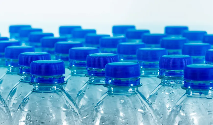 Apa îmbuteliată conține de 100 de ori mai multe particule de plastic decât se credea. Cât plastic ingerăm când bem apă