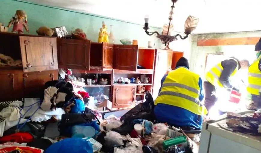 Tone de gunoaie în apartamentul a două femei din Baia Mare. Autorităţile a trebuit să obţină ordin judecătoresc înainte să intervină