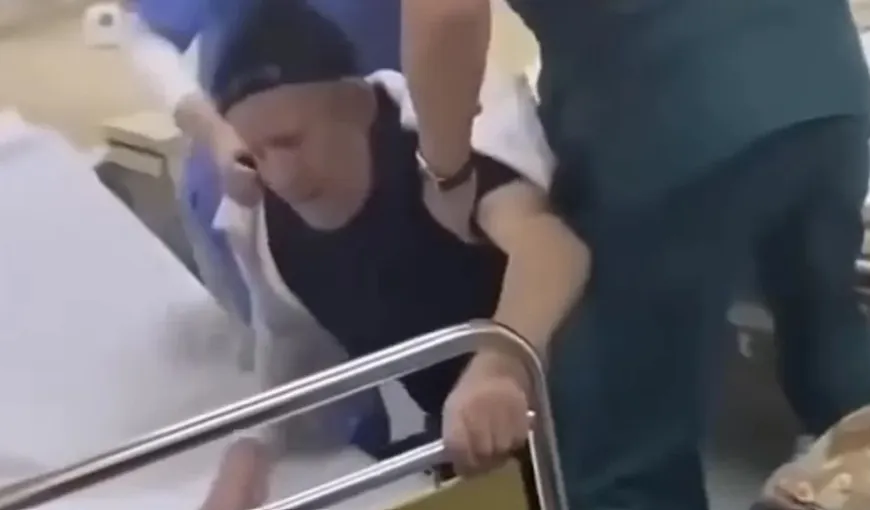 Un brancardier şi o infirmieră au fost filmaţi în timp ce bruschează un bătrân ajuns la urgenţă şi care nu se poate ţine pe picioare. Anchetă la Spitalul Bârlad