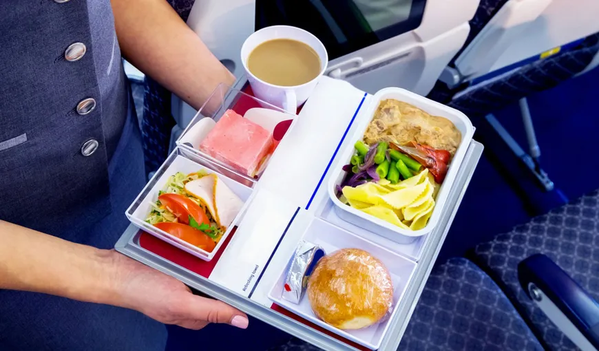 Alimentele pe care NU ar trebui să le consumi în avion. La ce riscuri te expui făcând asta
