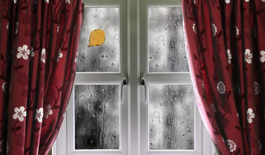Motivul pentru care să lași geamul deschis când plouă afară. Obiceiul care te poate scăpa de toate problemele