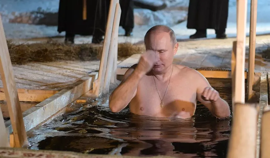 La 71 de ani, Vladimir Putin a continuat tradiția băii în apă rece ca gheața de Boboteaza pe rit vechi