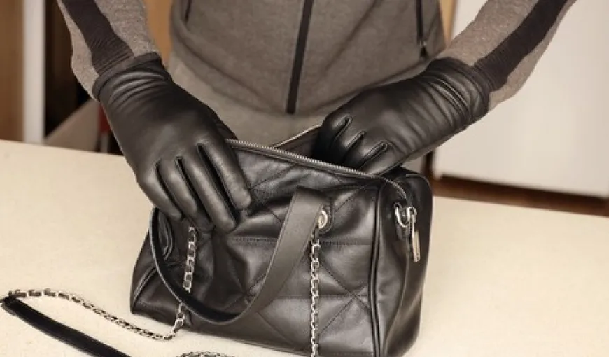 Cum se procedează în cazul unei suspiciuni de furt. Are voie personalul magazinelor să îți verifice geanta?