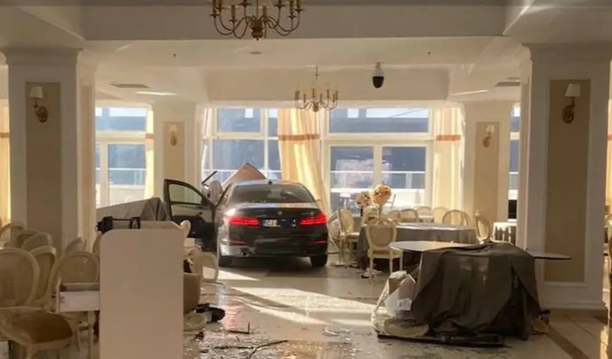 VIDEO Un BMW a intrat cu viteză într-un restaurant din Băile Herculane. Ce l-a determinat pe șofer să facă acest gest