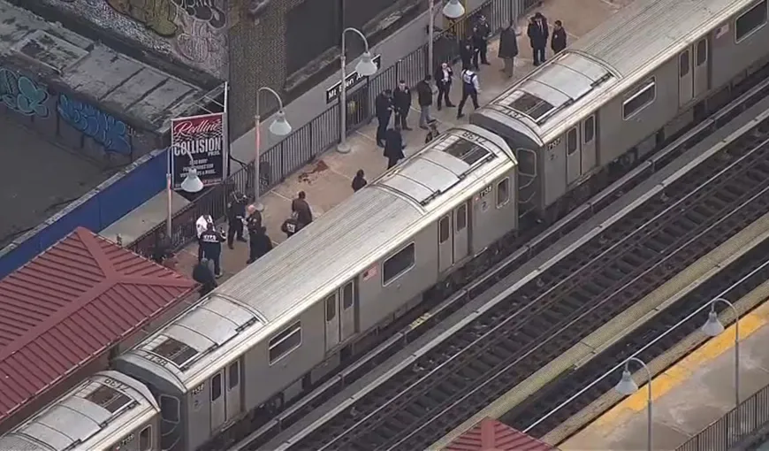 VIDEO Un mort şi cinci răniţi după ce o persoană a deschis focul la metroul din New York