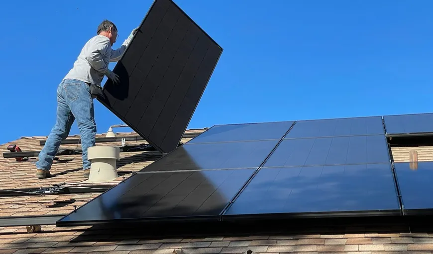TAXA pe soare 2024. ANRE pregăteşte taxarea deţinătorilor de panouri fotovoltaice pentru producţia de energie. Asociaţia Prosumatorilor trage un semnal de alarmă