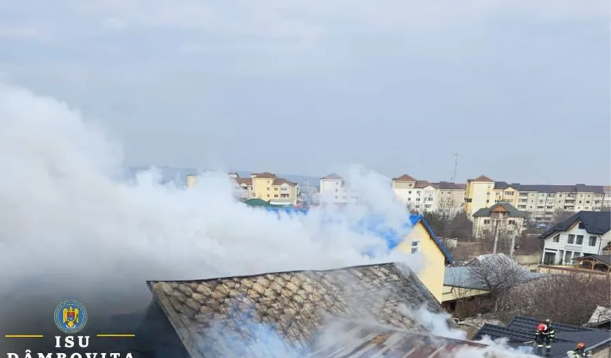 Incendiu de proporții la o pensiune din Târgoviște. Pompierii intervin cu patru autospeciale