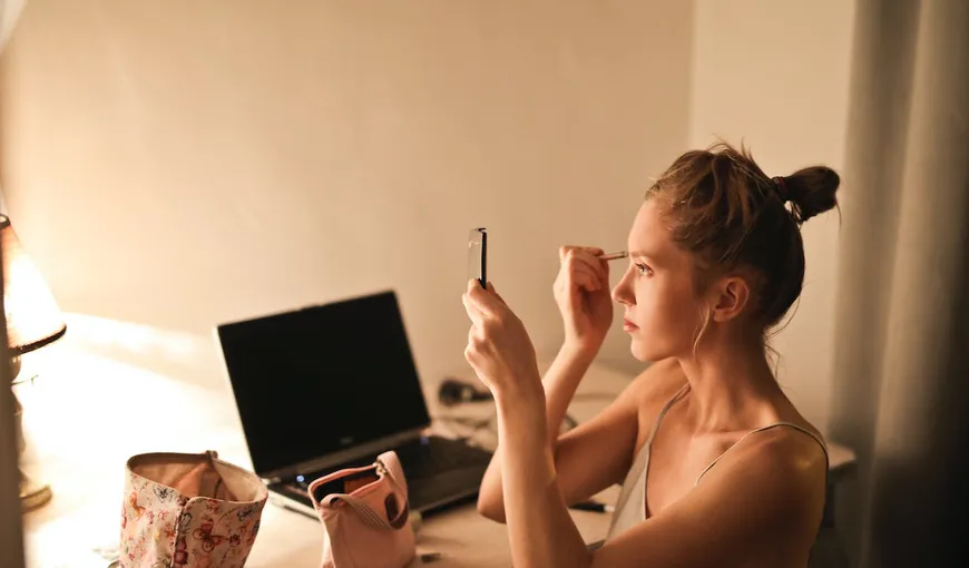 Ce produs de make-up folosit zilnic de multe femei poate influența apariția acneei: „Te mănâncă la propriu și la figurat”