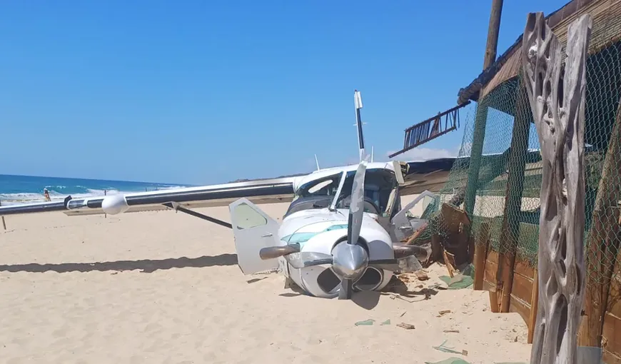 VIDEO Accident fatal pe o plajă din Mexic. Un bărbat a decedat după ce un avion de mici dimensiuni s-a prăbuşit peste el