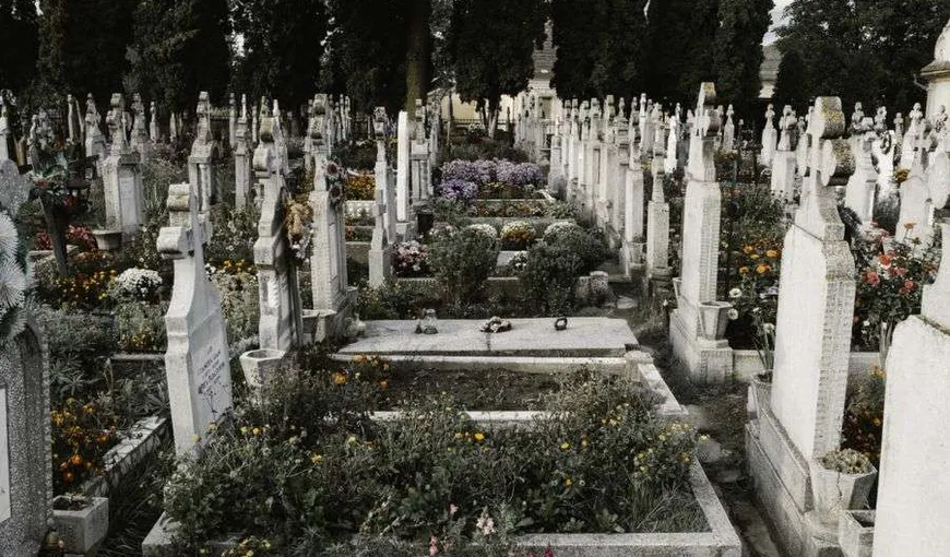 Mafia mormintelor vândute cu tot cu morți. Mii de euro pentru un loc de veci ce poate fi plătit și în rate