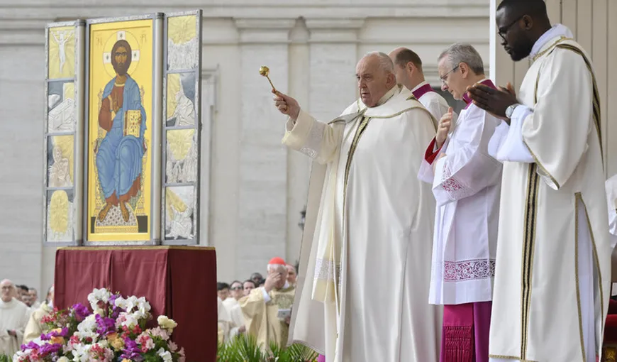 Papa Francisc, în mesajul de Paşte, i-a îndemnat pe oameni „să nu cedeze în faţa logicii armelor”