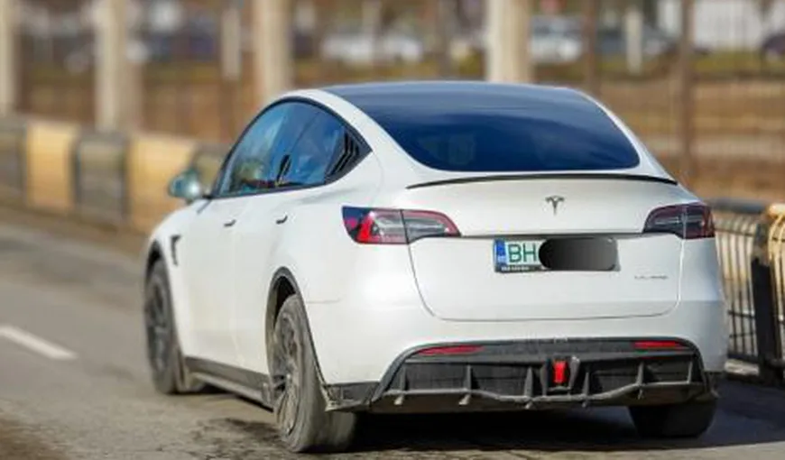 Tesla, un fel de BMW! Un șofer din Oradea a rămas fără permis, după ce a fost prins conducând cu 145 km în localitate