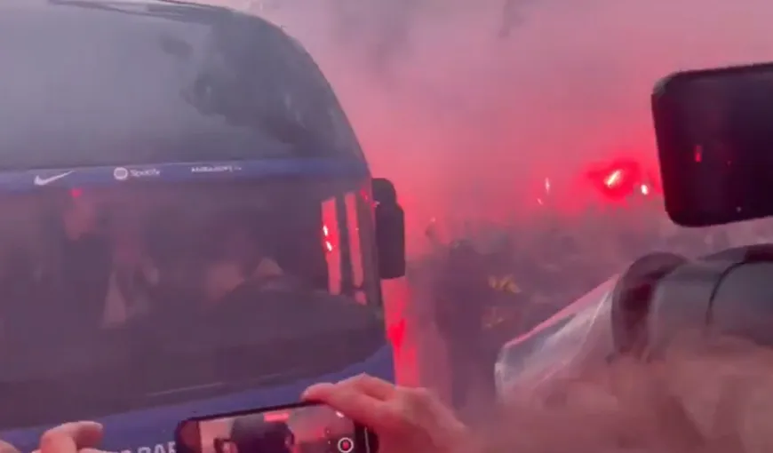 Gafa anului, VIDEO: Fanii Barcelonei şi-au atacat propriul autocar din cauza fumului gros